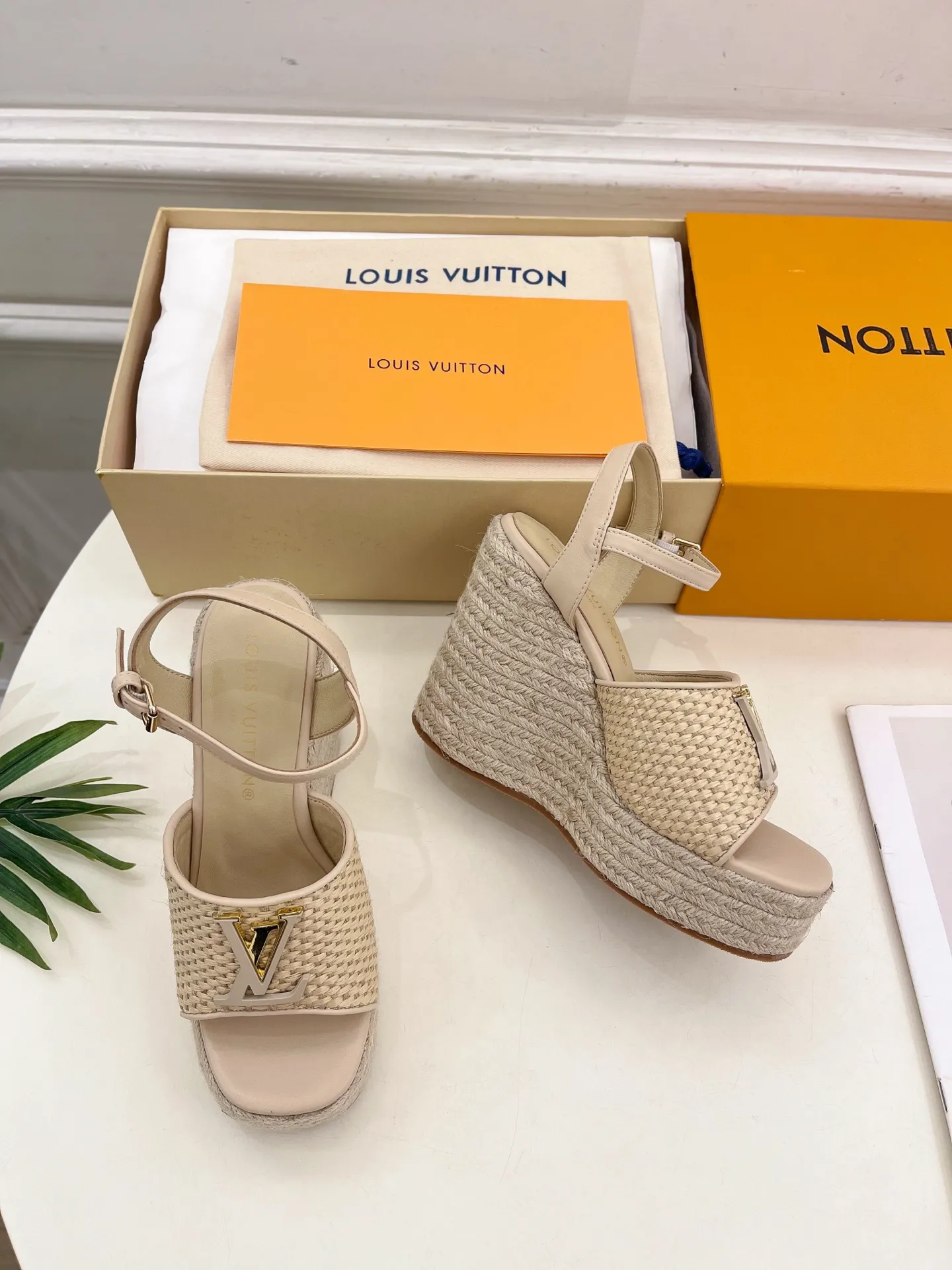 👟👟Ex-factory price 640👟👟 LV | Louis Vuitton 25𝐬𝐬 🧡💚2025 spring and summer new style top version‼ ️The original version is the same. The counter focuses on the latest LV ISOLA hollow hemp rope wedge sandals. New hard goods. ❥BS purchasing level! Full of high-end feel! A popular model among bloggers at home and abroad, it’s retro and fashionable and looks amazing on your feet! Mainly recommended model on the official website★ ━━━━━ ЅᏇєєt ━━━━━ ▪️Upper: original customized calfskin ▪️Lining: imported sheepskin ▪️Outsole: original molded outsole ▪️Heel height: 12cm, water platform 3.5cm ▪️Shoe size: 35-39 (40, 41 customized)